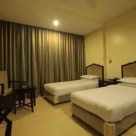Hotel Ashoka, Pune Yerandwane Buitenkant foto