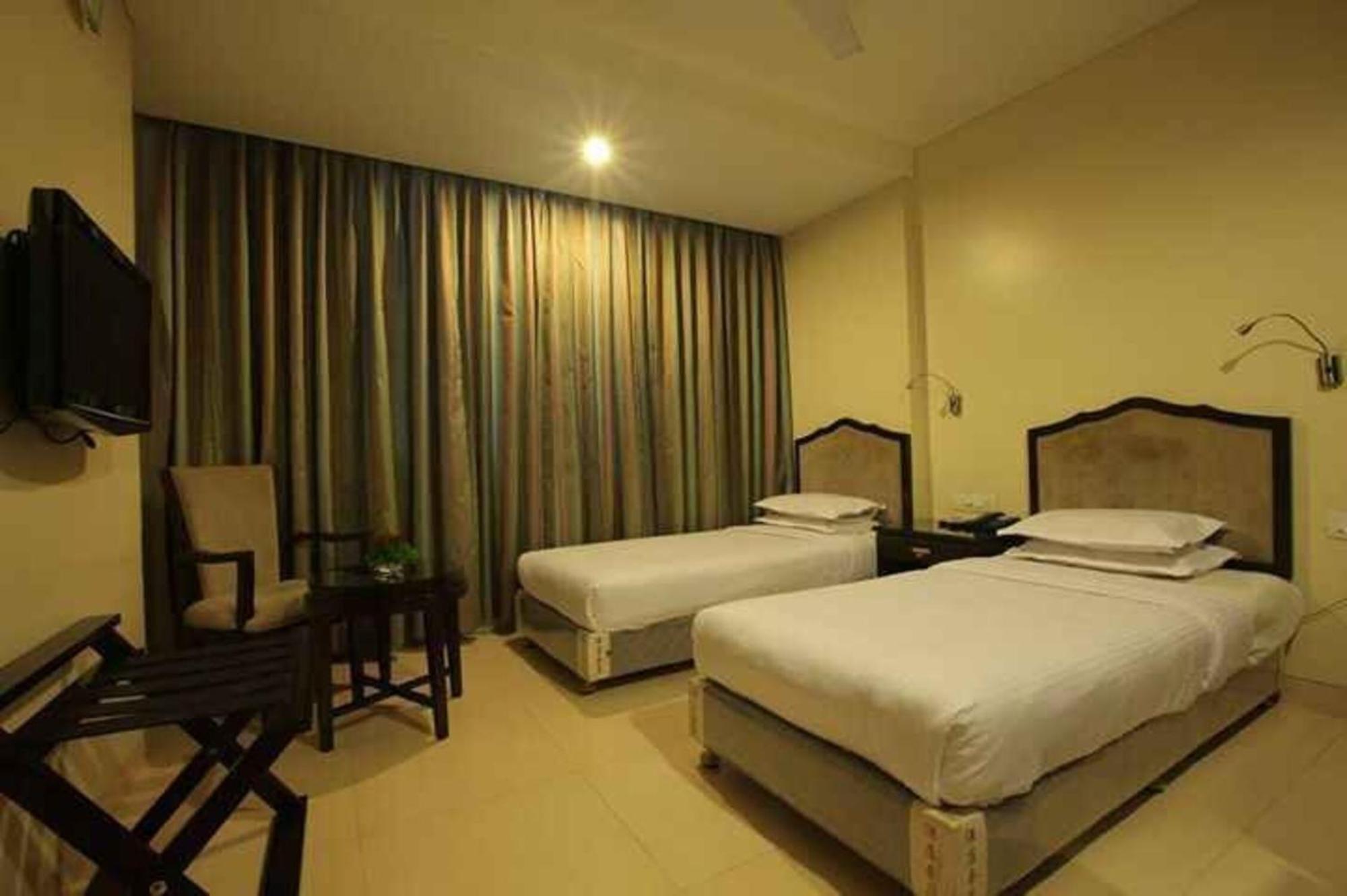 Hotel Ashoka, Pune Yerandwane Buitenkant foto